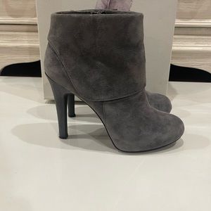 Grey suede ankle boot for fall